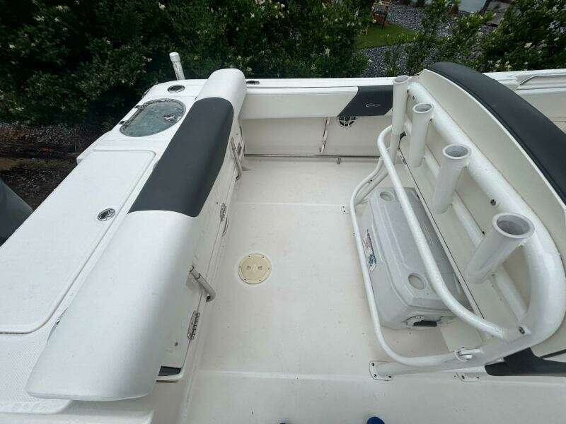 2022 Robalo R242 Center Console