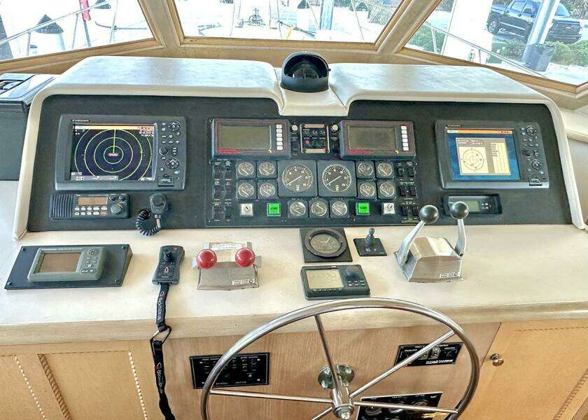 1994 Hatteras Cockpit Motoryacht