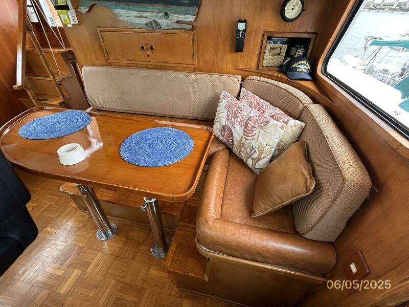 49' DeFever pilothouse seating2