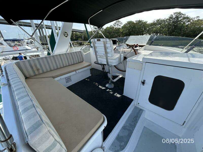 49' DeFever flybridge helm1
