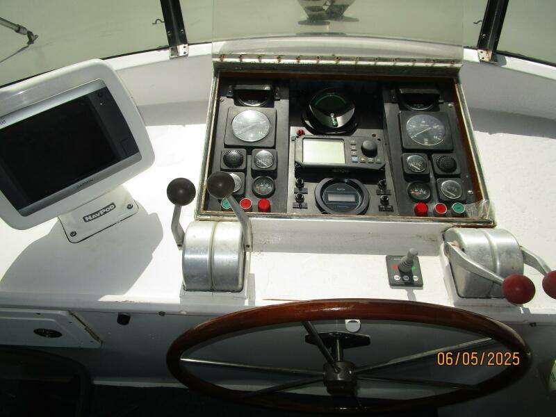 49' DeFever flybridge helm4