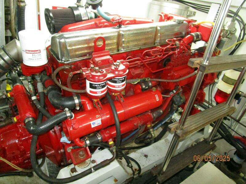 49' DeFever port main engine2