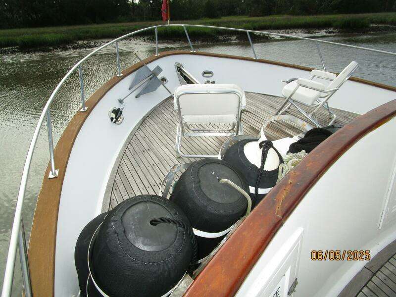 49' DeFever foredeck2