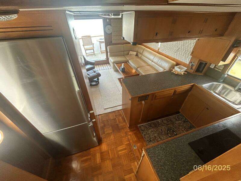 49' DeFever salon aft2