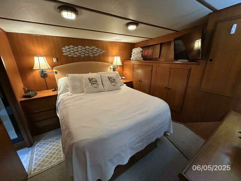 49' DeFever master stateroom