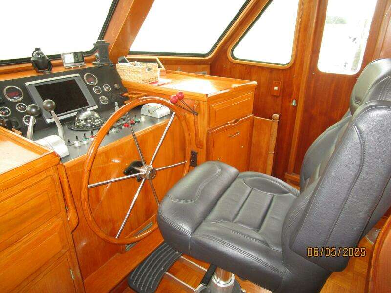 49' DeFever pilothouse helm2