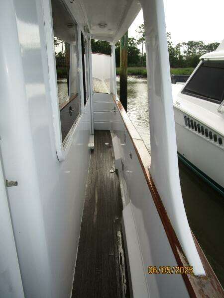 49' DeFever starboard side deck2