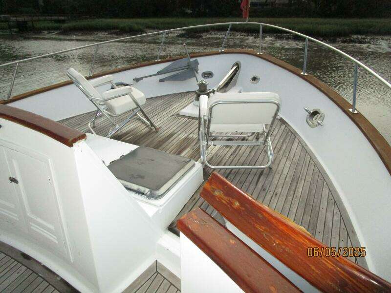 49' DeFever foredeck1