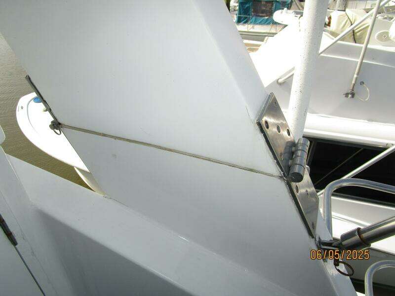 49' DeFever flybridge Radar arch hinge