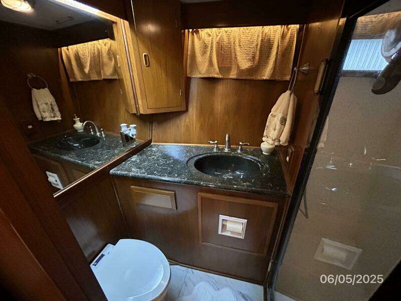 49' DeFever master stateroom head
