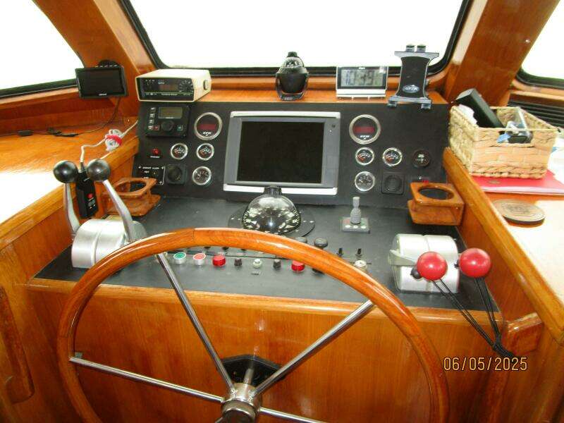 49' DeFever pilothouse helm3