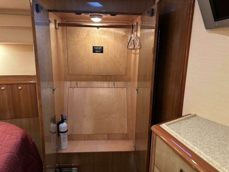 2006 Viking 52 Convertible