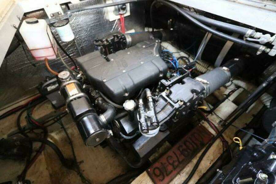 1999 Cruisers Yachts 3750 Motor Yacht