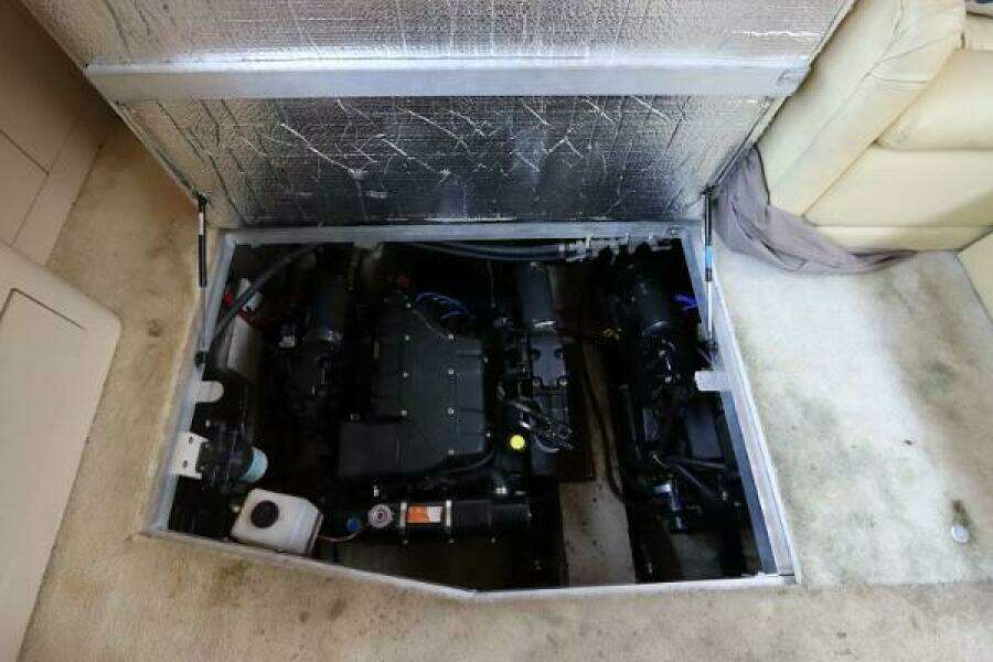 1999 Cruisers Yachts 3750 Motor Yacht