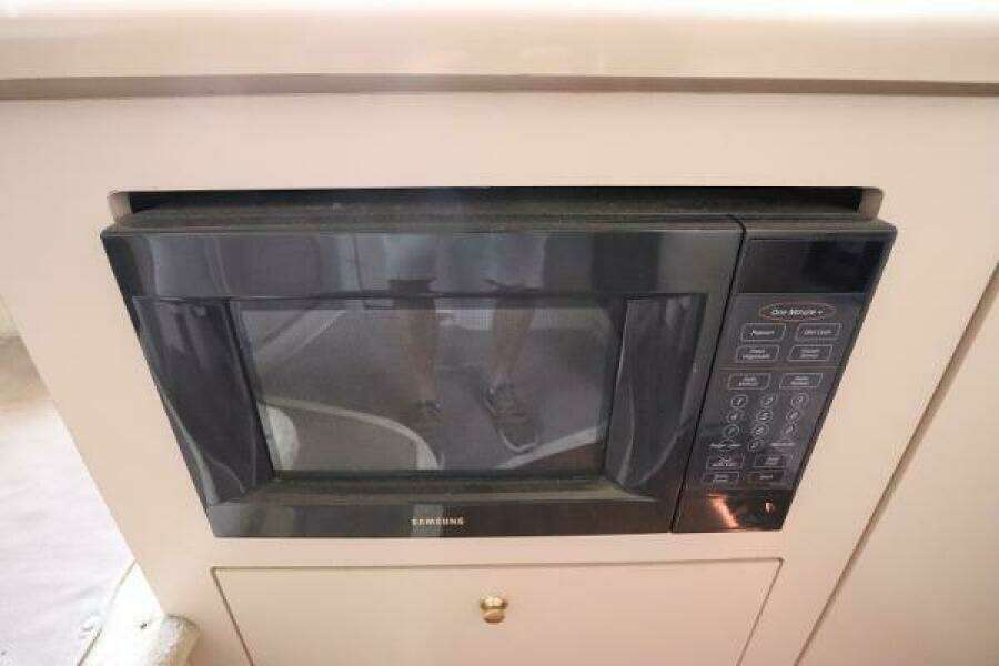 1999 Cruisers Yachts 3750 Motor Yacht