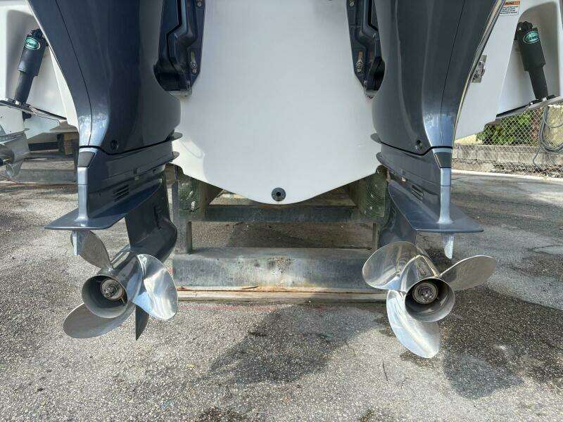 2021 Robalo R247 Dual Console