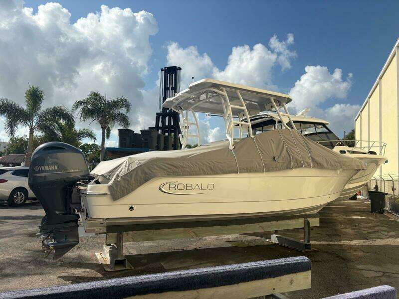 2021 Robalo R247 Dual Console