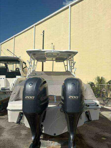 2021 Robalo R247 Dual Console