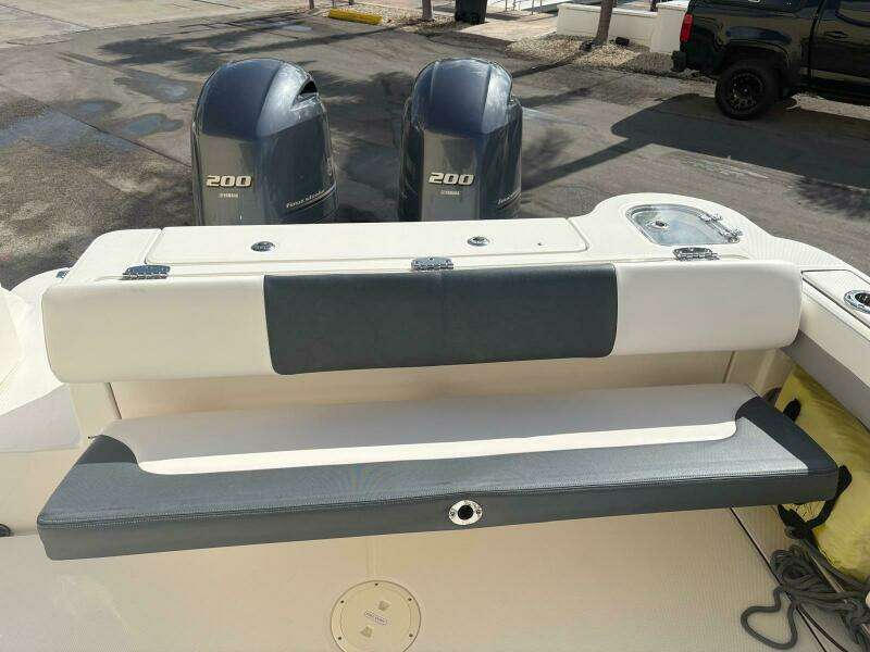 2021 Robalo R247 Dual Console