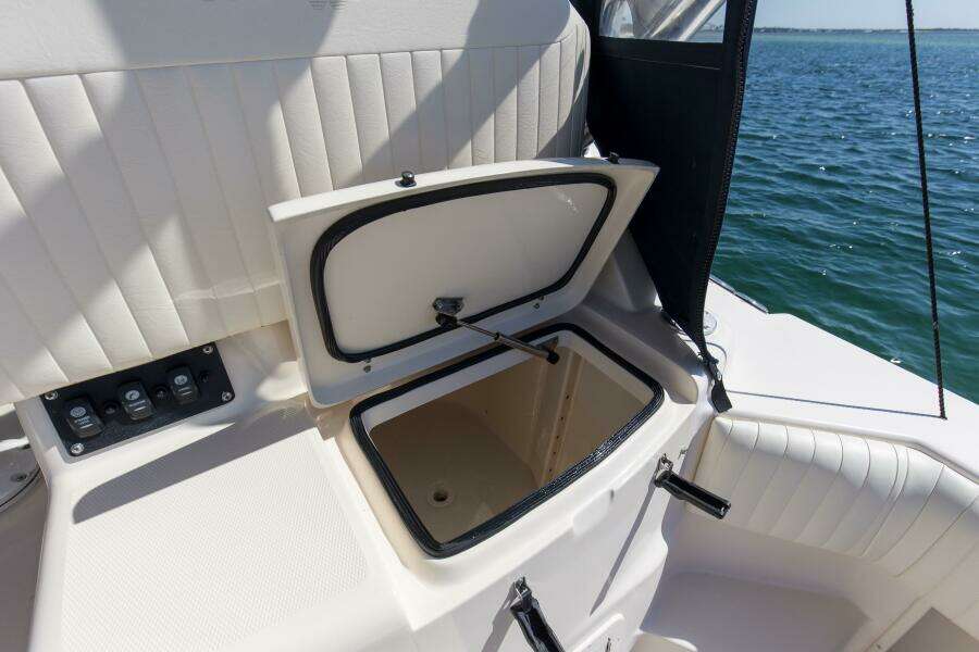 2009 33 Grady White 330 No Name Cockpit (2)