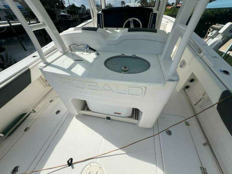 2018 Robalo R302 Center Console