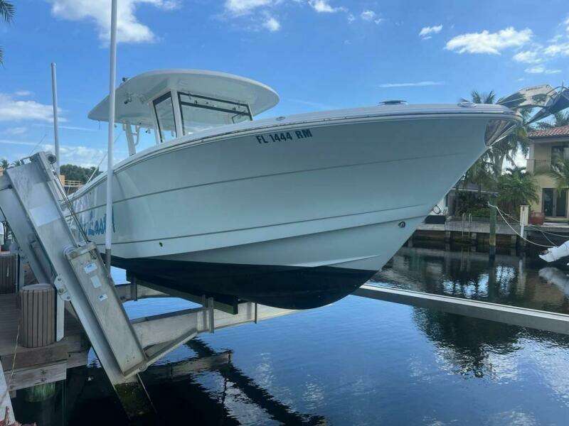 2018 Robalo R302 Center Console