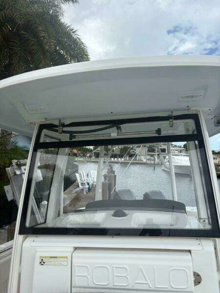 2018 Robalo R302 Center Console