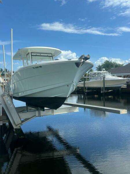 2018 Robalo R302 Center Console