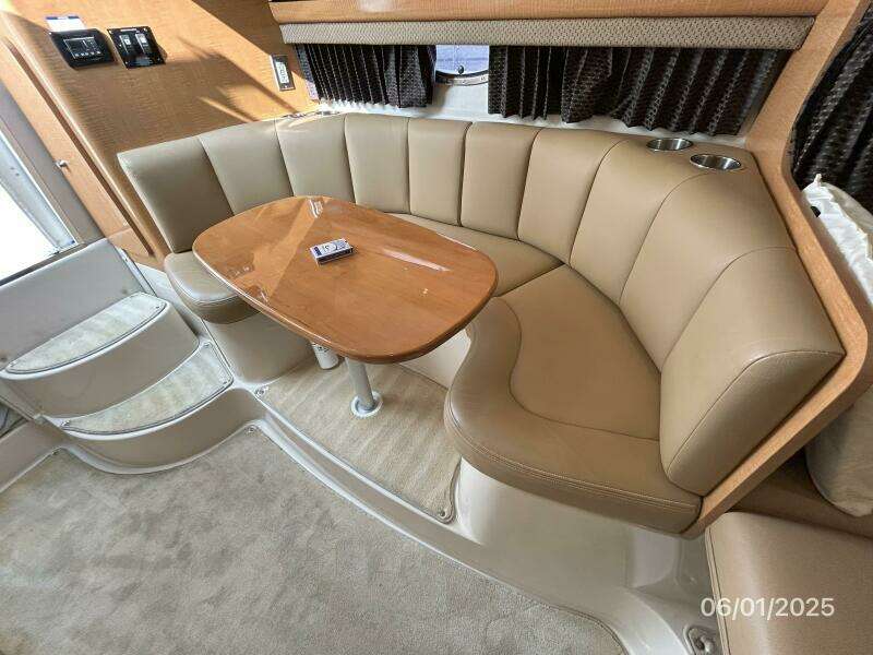29' Chaparral lower deck port seating
