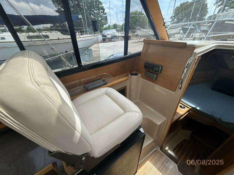 28' Cutwater helm port mate seat