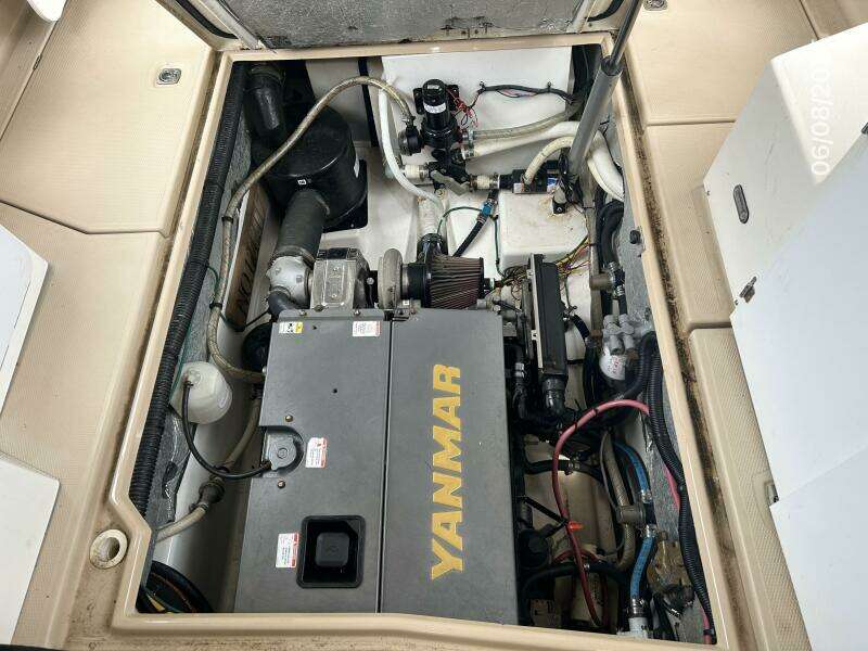 28' Cutwater engine room