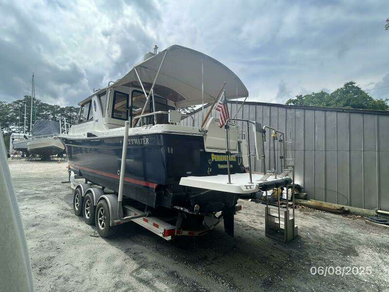28' Cutwater port aft profile
