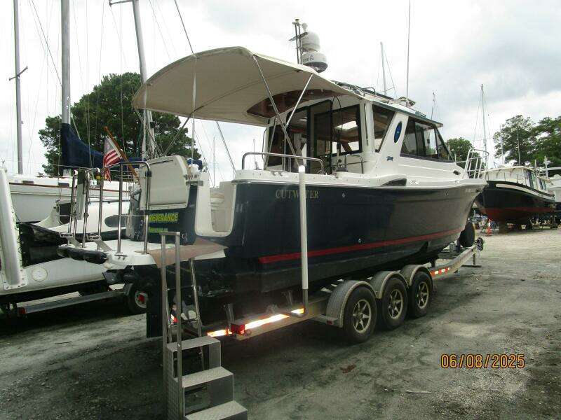 28' Cutwater starboard aft profile