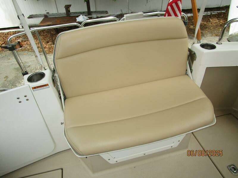 28' Cutwater cockpit seating1