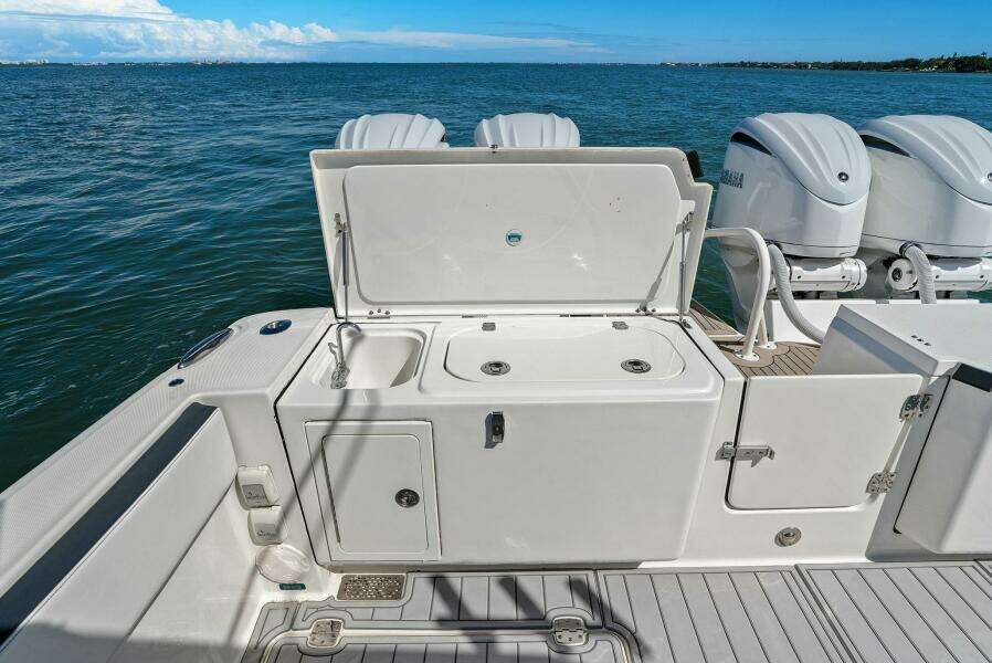 2022 World Cat 400 CC-X - Transom Bait Prep