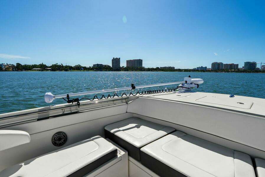 2022 World Cat 400 CC-X - Port Side Trolling Motor