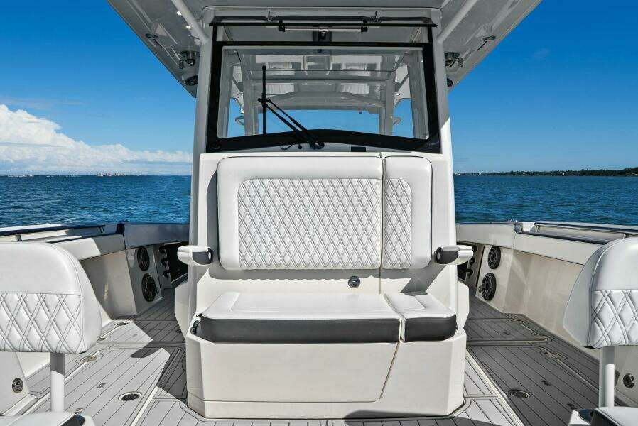 2022 World Cat 400 CC-X - Bow Seating