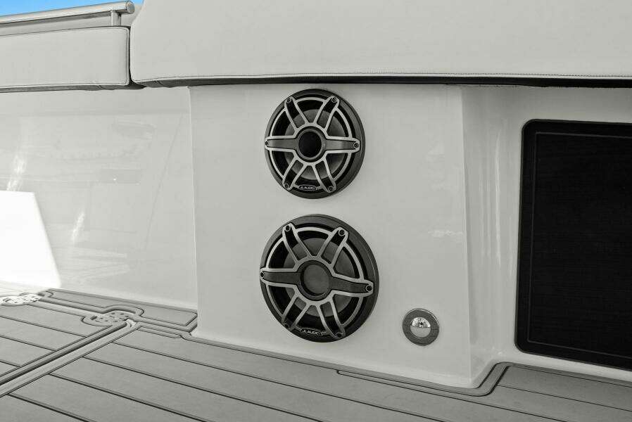 2022 World Cat 400 CC-X - Starboard Side Speakers