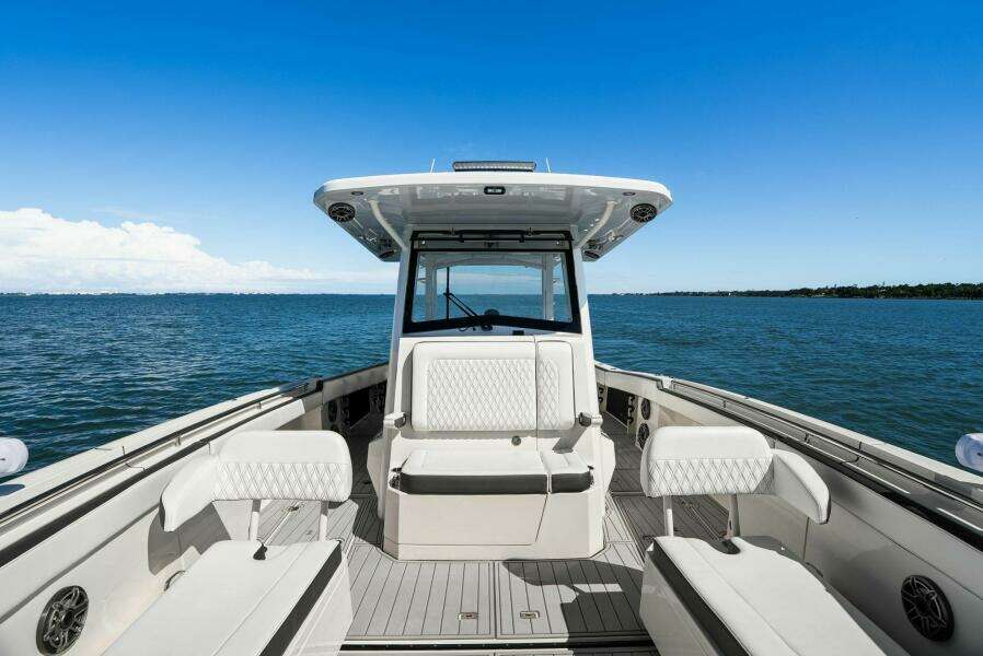 2022 World Cat 400 CC-X - Bow Seating