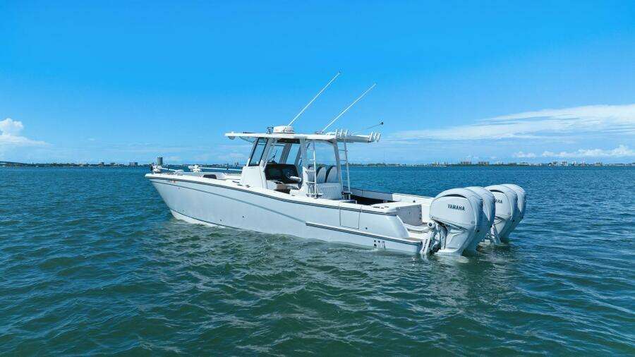 2022 World Cat 400 CC-X - Profile Port 3/4 Stern