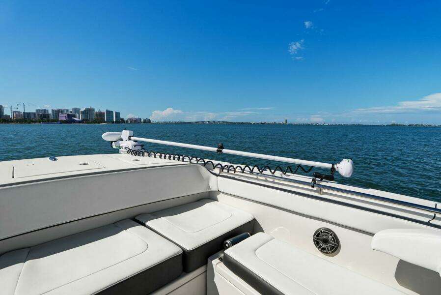 2022 World Cat 400 CC-X - Starboard Side Trolling Motor