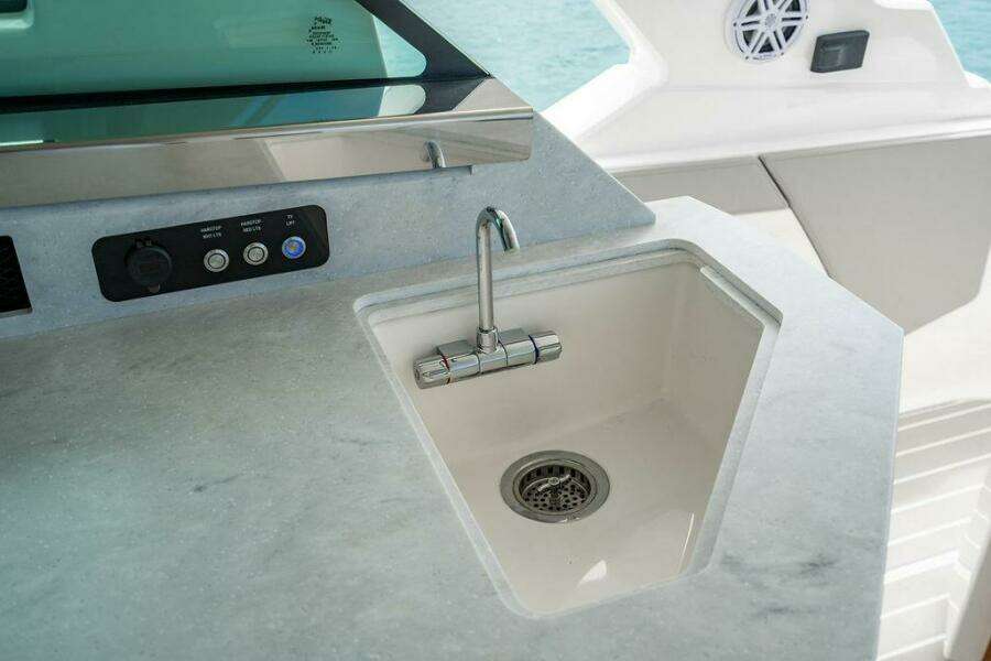 2025 Tiara Yachts 48 LS