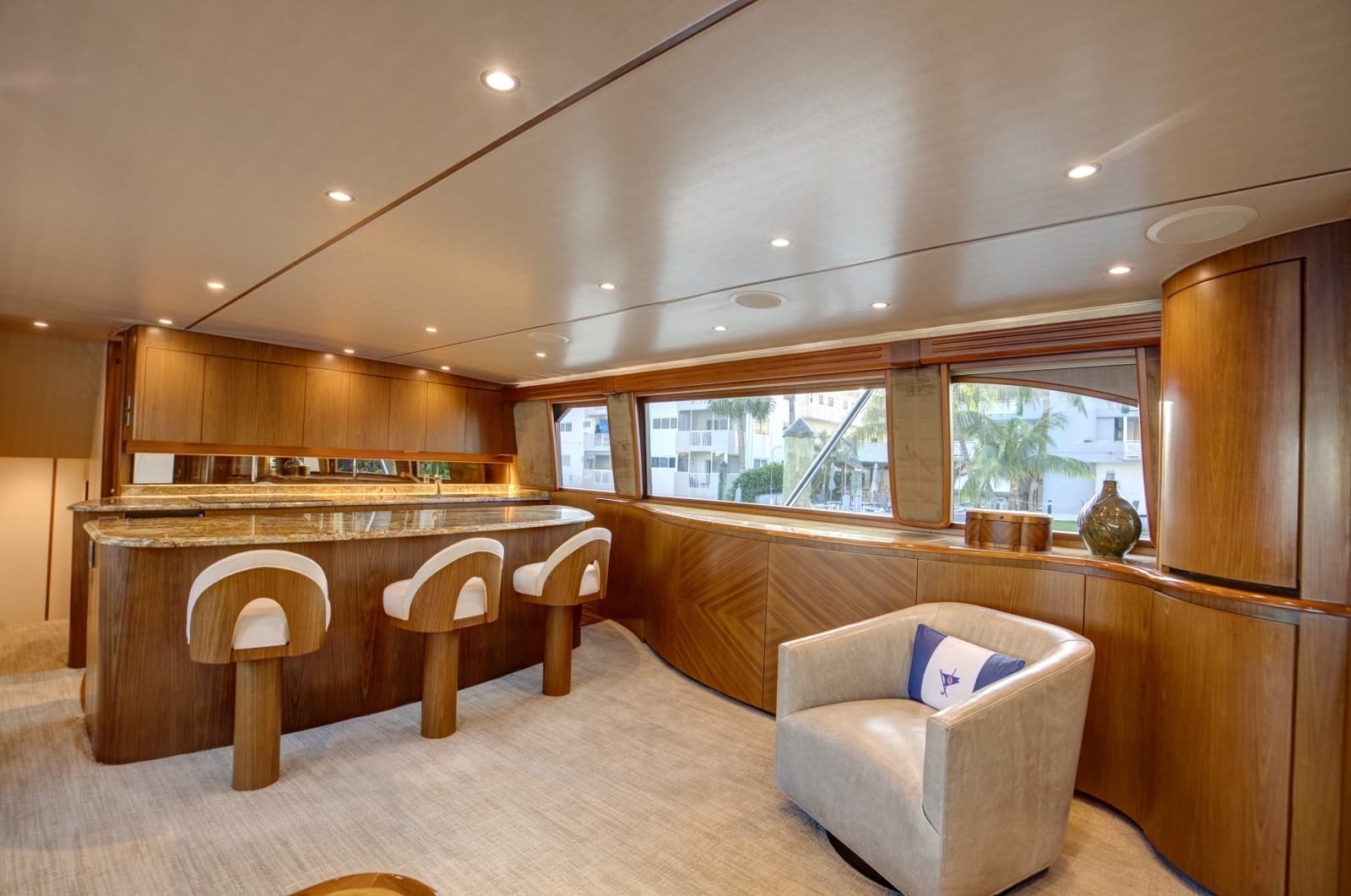 Viking 82 - Done Deal - Salon