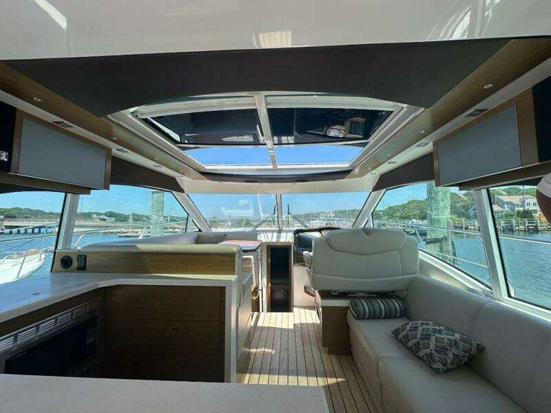 2015 Cruisers Yachts Cantius