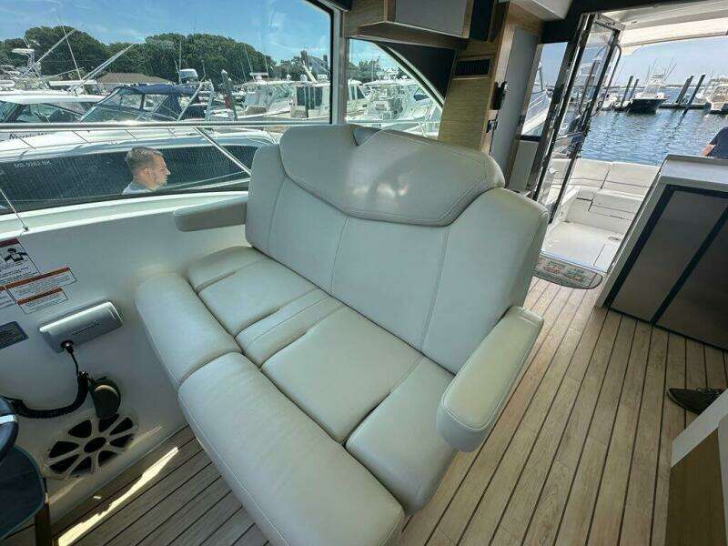 2015 Cruisers Yachts Cantius