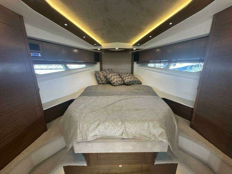 2015 Cruisers Yachts Cantius