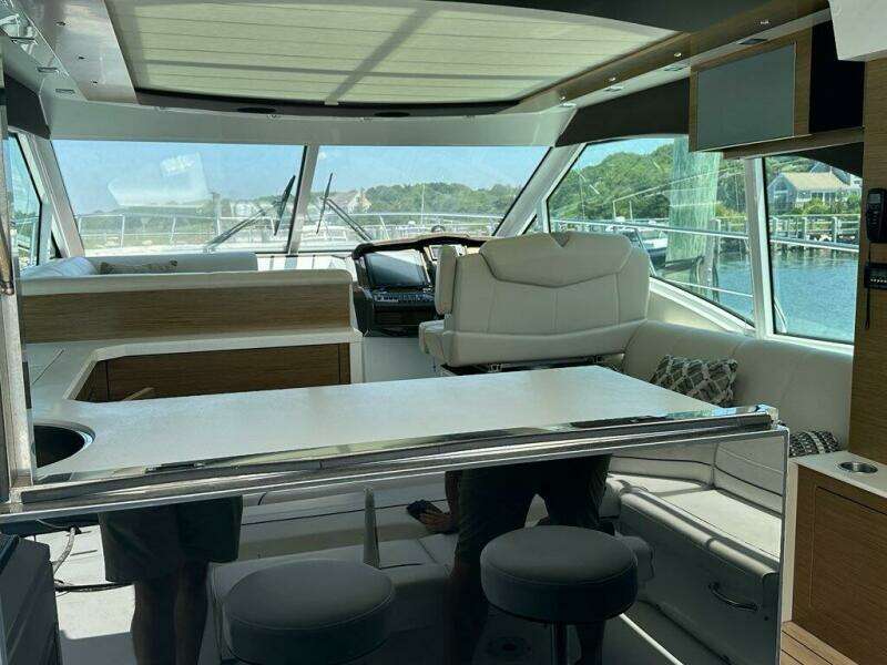 2015 Cruisers Yachts Cantius