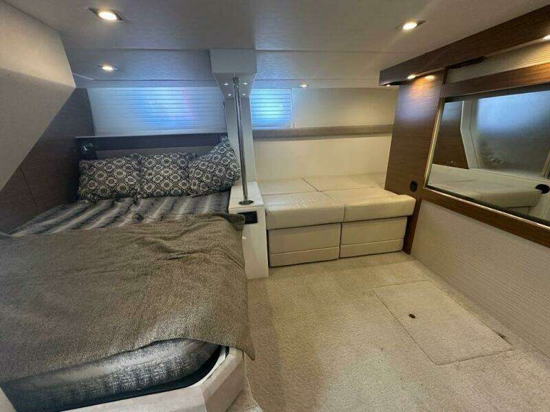 2015 Cruisers Yachts Cantius