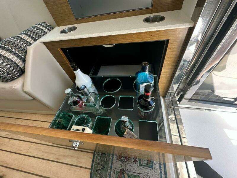 2015 Cruisers Yachts Cantius