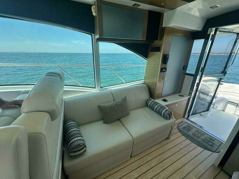 2015 Cruisers Yachts Cantius